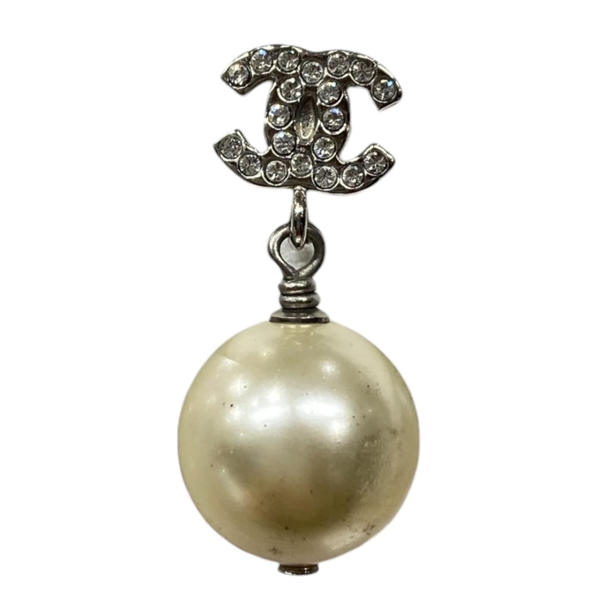 Chanel Earrings Pearl CC Logo Metal Silver White — view 2
