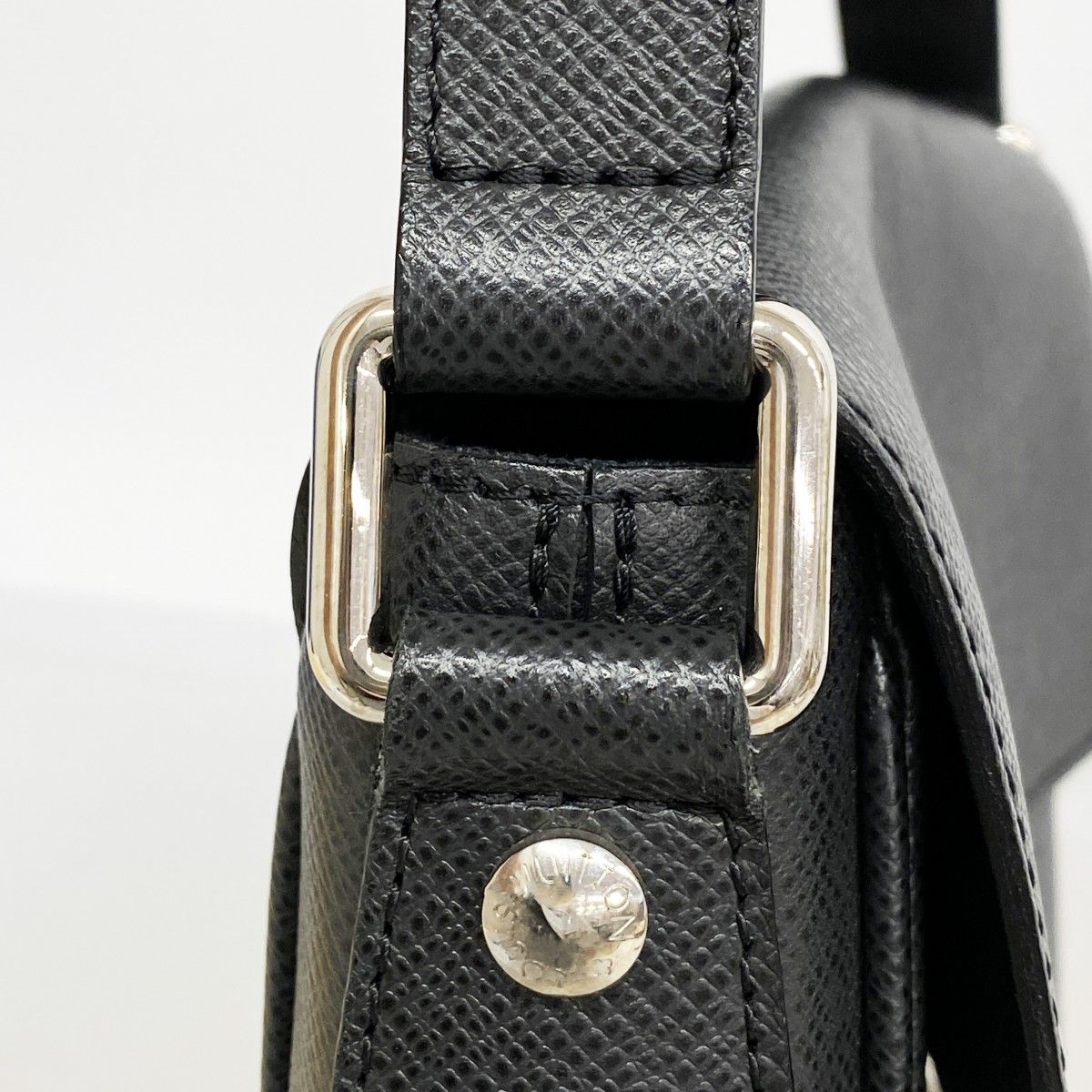 Louis Vuitton Shoulder Bag Taiga Luca Ardoise — view 8