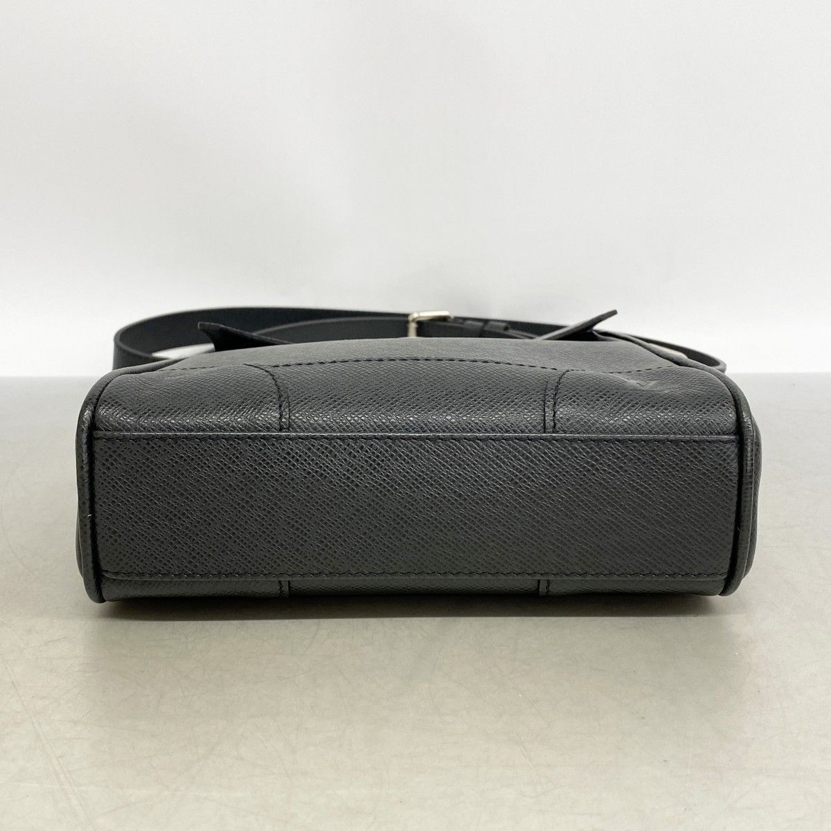 Louis Vuitton Shoulder Bag Taiga Luca Ardoise — view 3