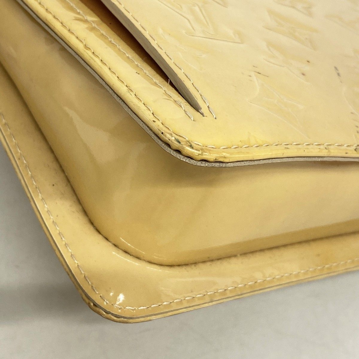 Louis Vuitton Shoulder Bag Vernis Mott Beige — view 8