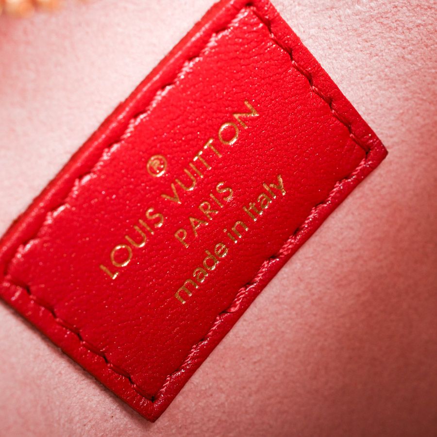 Louis Vuitton Shoulder Bag Heart on Chain Pouch — view 6