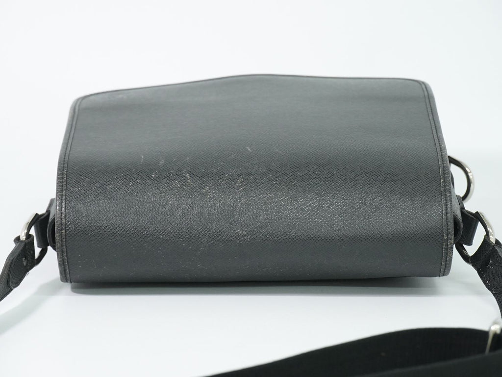 Louis Vuitton LV Taiga Leather Shoulder Bag Ardoise Second — view 5