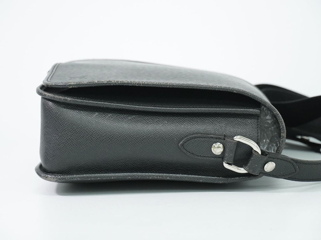 Louis Vuitton LV Taiga Leather Shoulder Bag Ardoise Second — view 4