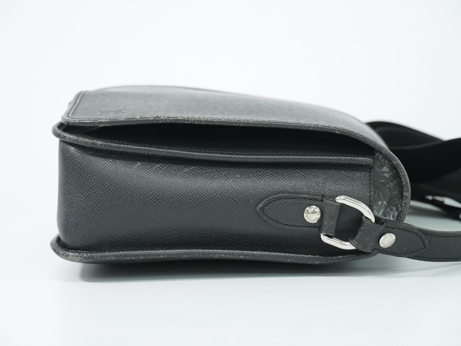 Louis Vuitton LV Taiga Leather Shoulder Bag Ardoise Second — view 4