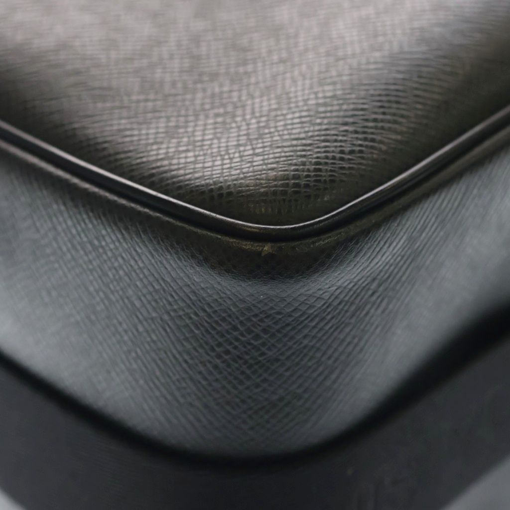 Louis Vuitton Lipo PM Taiga Shoulder Bag Black Leather Silver — view 5