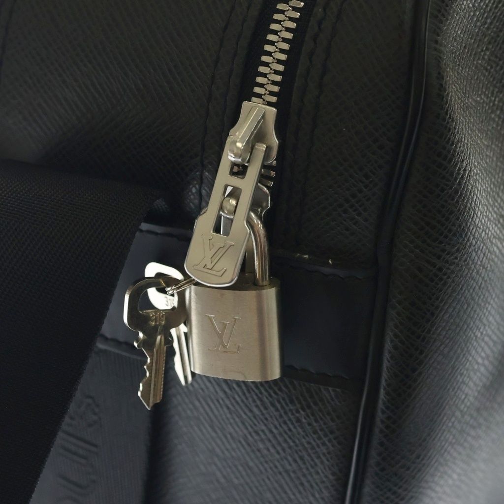 Louis Vuitton Lipo PM Taiga Shoulder Bag Black Leather Silver — view 7