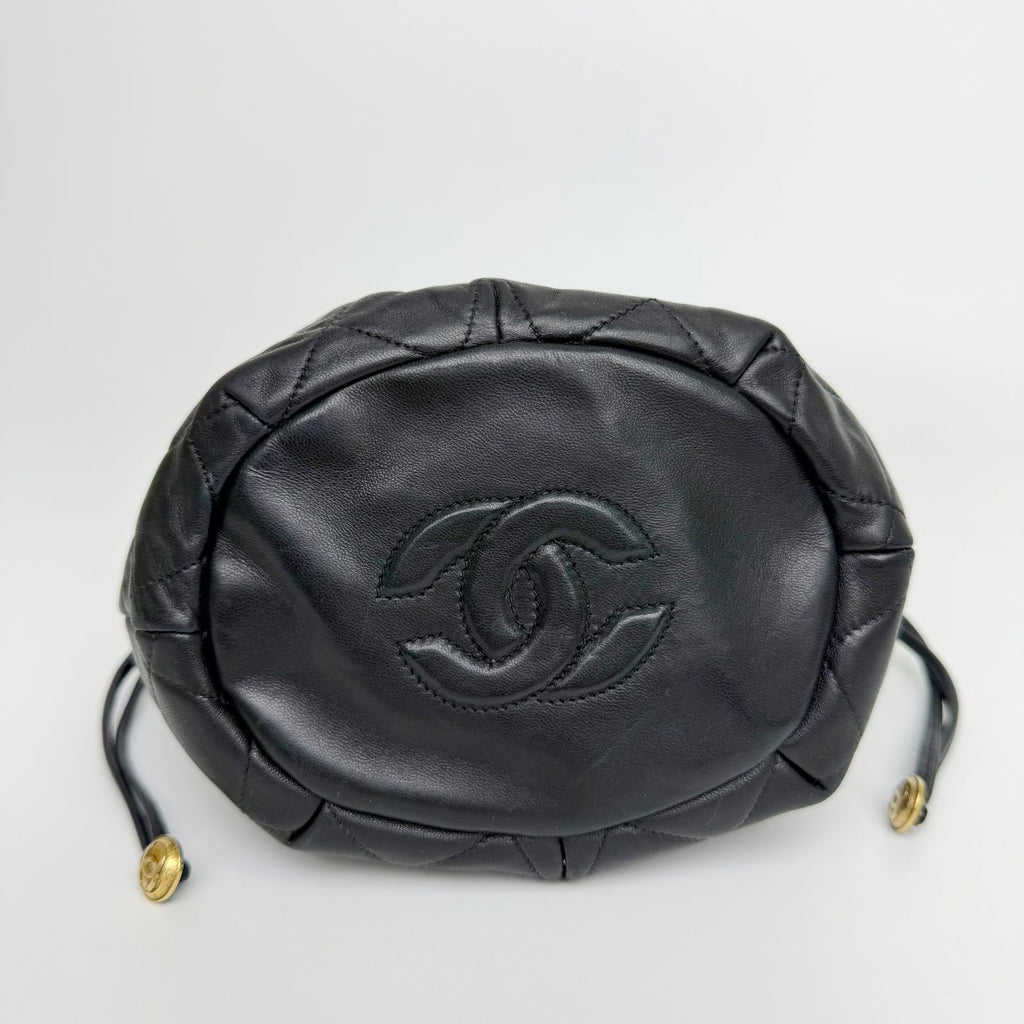 Chanel Quilted Drawstring Chain Shoulder Bag Lambskin Black Gold Vintage — view 8