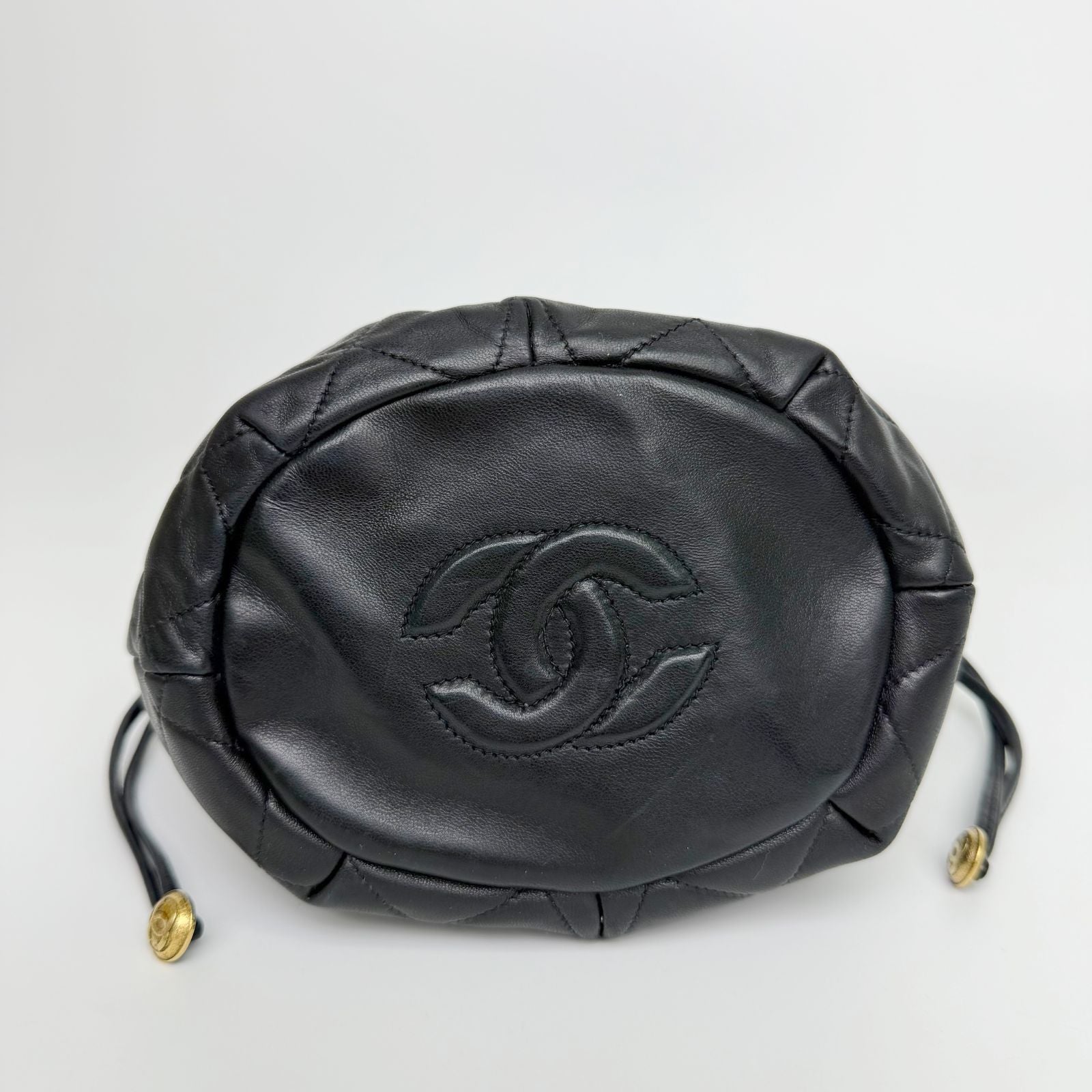 Chanel Quilted Drawstring Chain Shoulder Bag Lambskin Black Gold Vintage — view 8