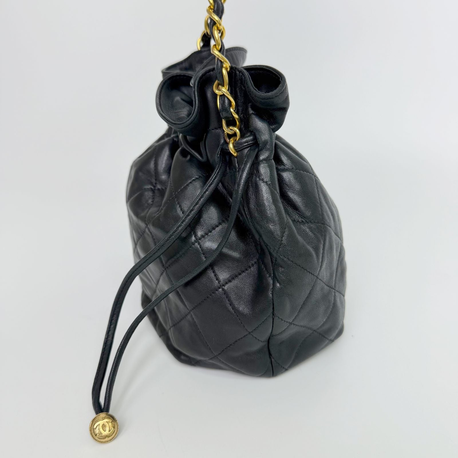 Chanel Quilted Drawstring Chain Shoulder Bag Lambskin Black Gold Vintage — view 5