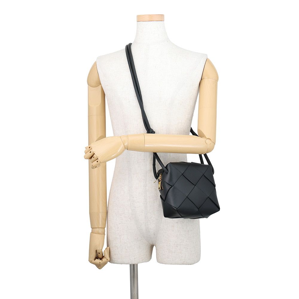 Bottega Veneta Shoulder Bag Maxi Intrecciato Mini Cassette Lambskin Black — view 4