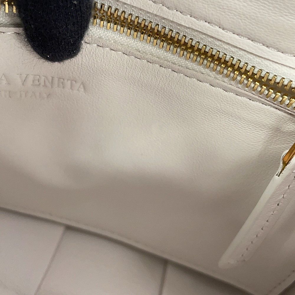 Bottega Veneta Shoulder Bag Maxi Intrecciato Small Cassette Lambskin White — view 8