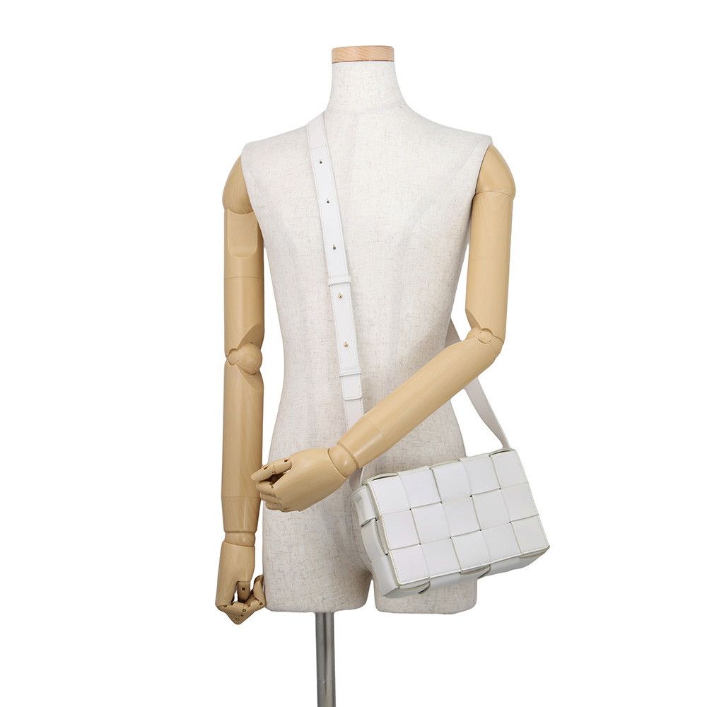 Bottega Veneta Shoulder Bag Maxi Intrecciato Small Cassette Lambskin White — view 4