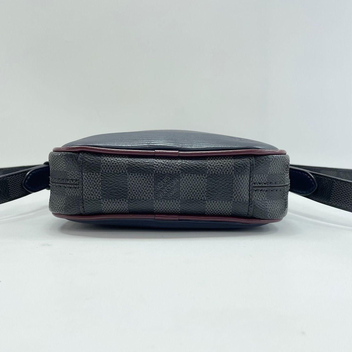 Louis Vuitton Shoulder Bag Danube Slim — view 7