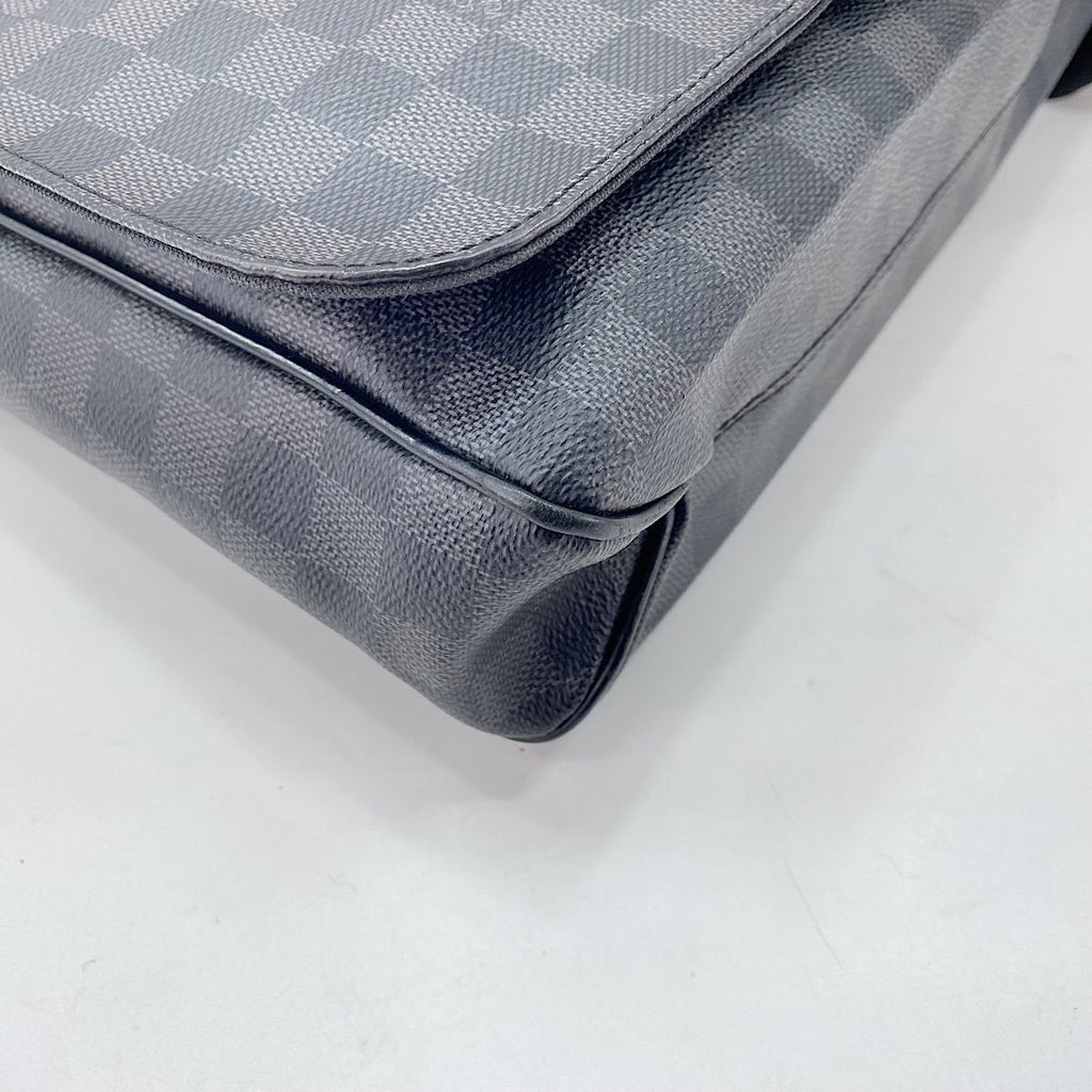 Louis Vuitton Shoulder Bag District MM — view 7