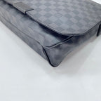 Louis Vuitton Shoulder Bag District MM — view 8
