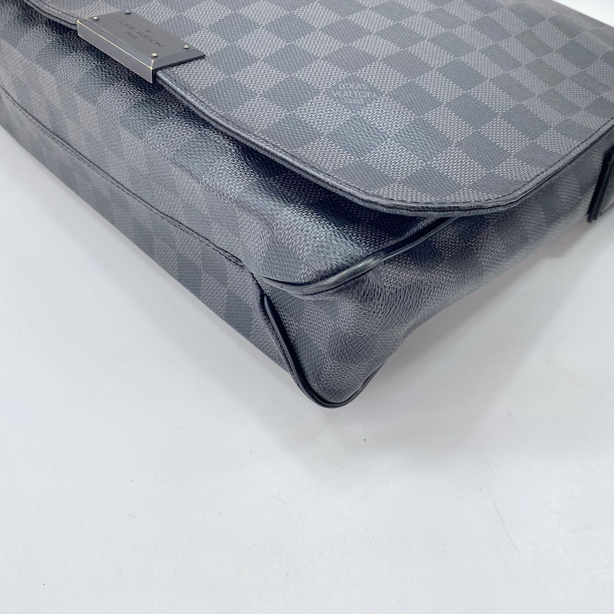 Louis Vuitton Shoulder Bag District MM — view 8
