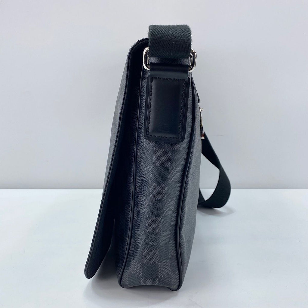 Louis Vuitton Shoulder Bag District MM — view 4