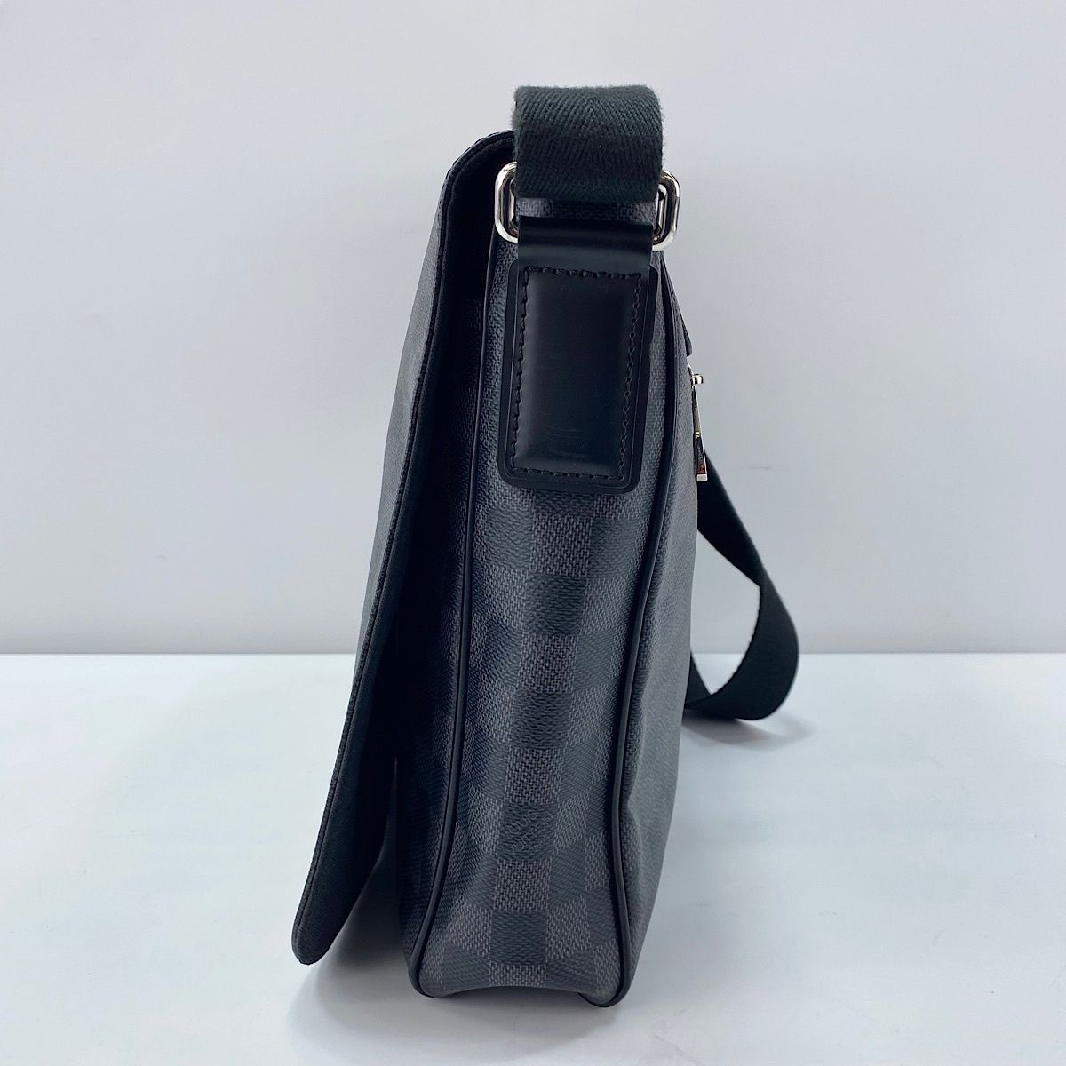 Louis Vuitton Shoulder Bag District MM — view 4