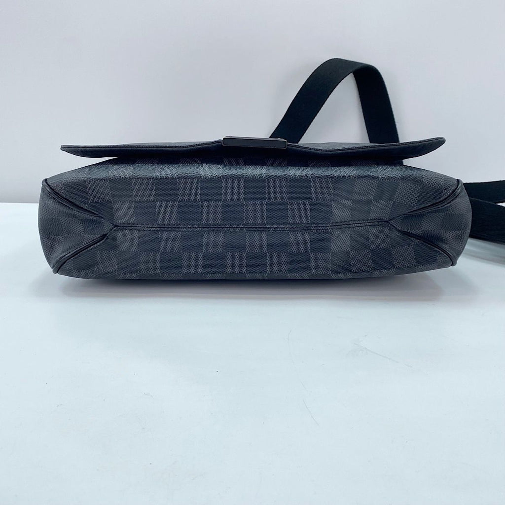 Louis Vuitton Shoulder Bag District MM — view 6