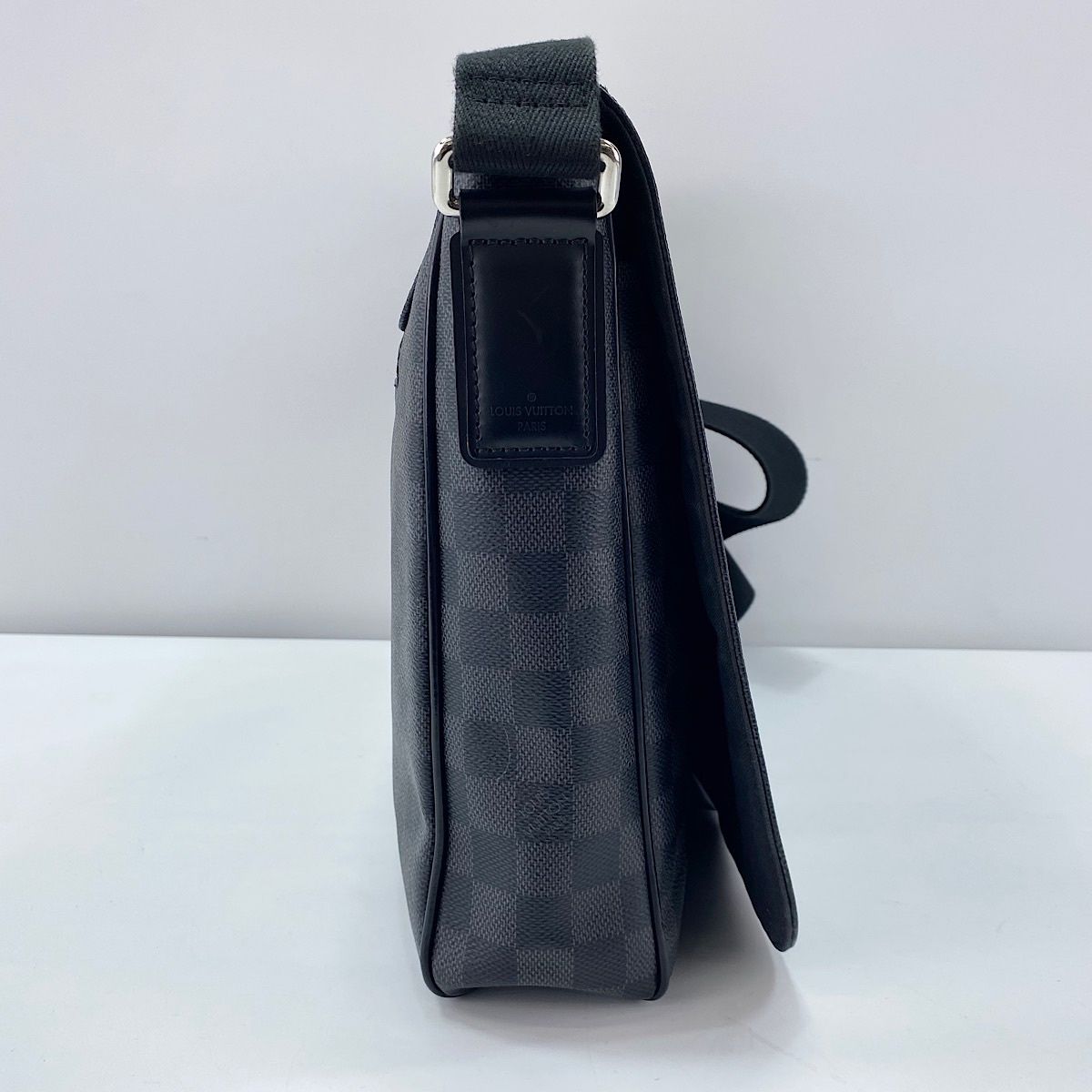 Louis Vuitton Shoulder Bag District MM — view 5