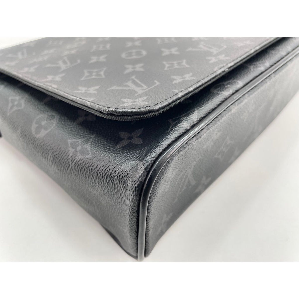 Louis Vuitton Shoulder Bag District — view 6