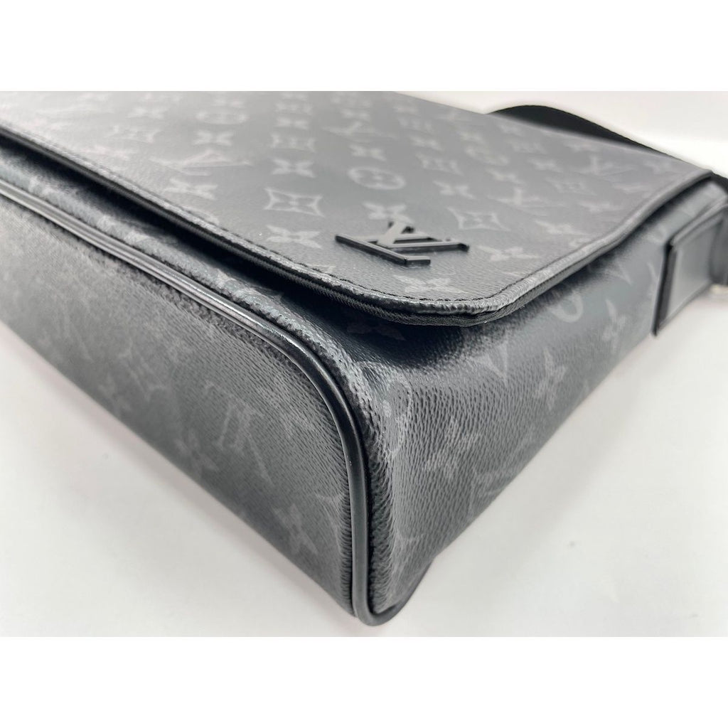 Louis Vuitton Shoulder Bag District — view 5