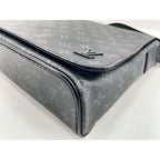 Louis Vuitton Shoulder Bag District — view 5