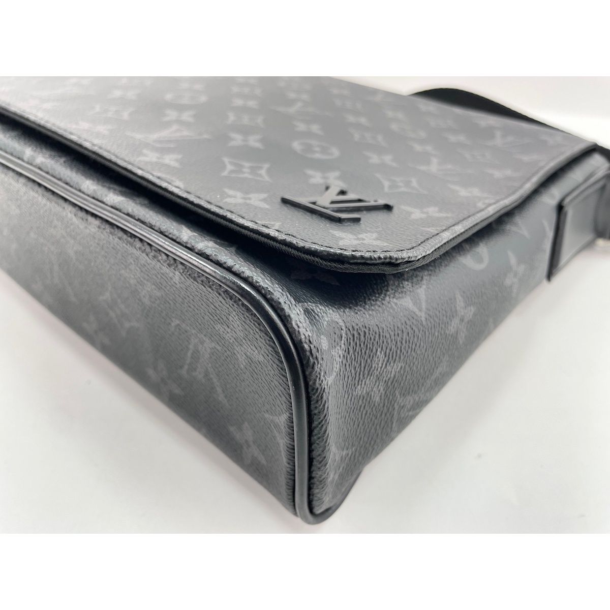 Louis Vuitton Shoulder Bag District — view 5