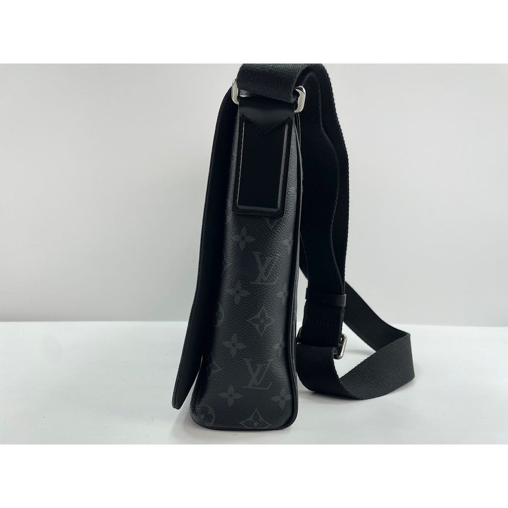 Louis Vuitton Shoulder Bag District — view 4