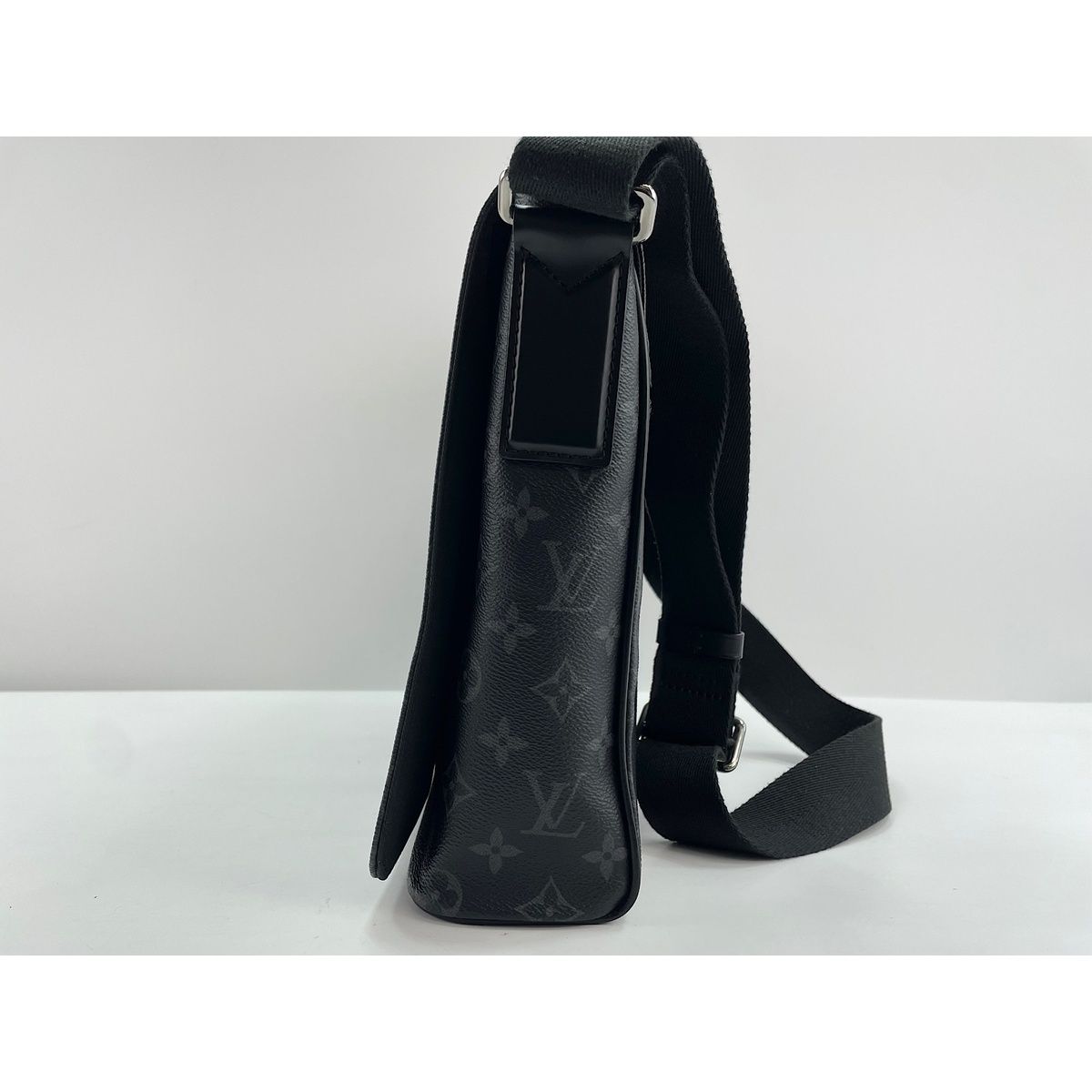 Louis Vuitton Shoulder Bag District — view 4