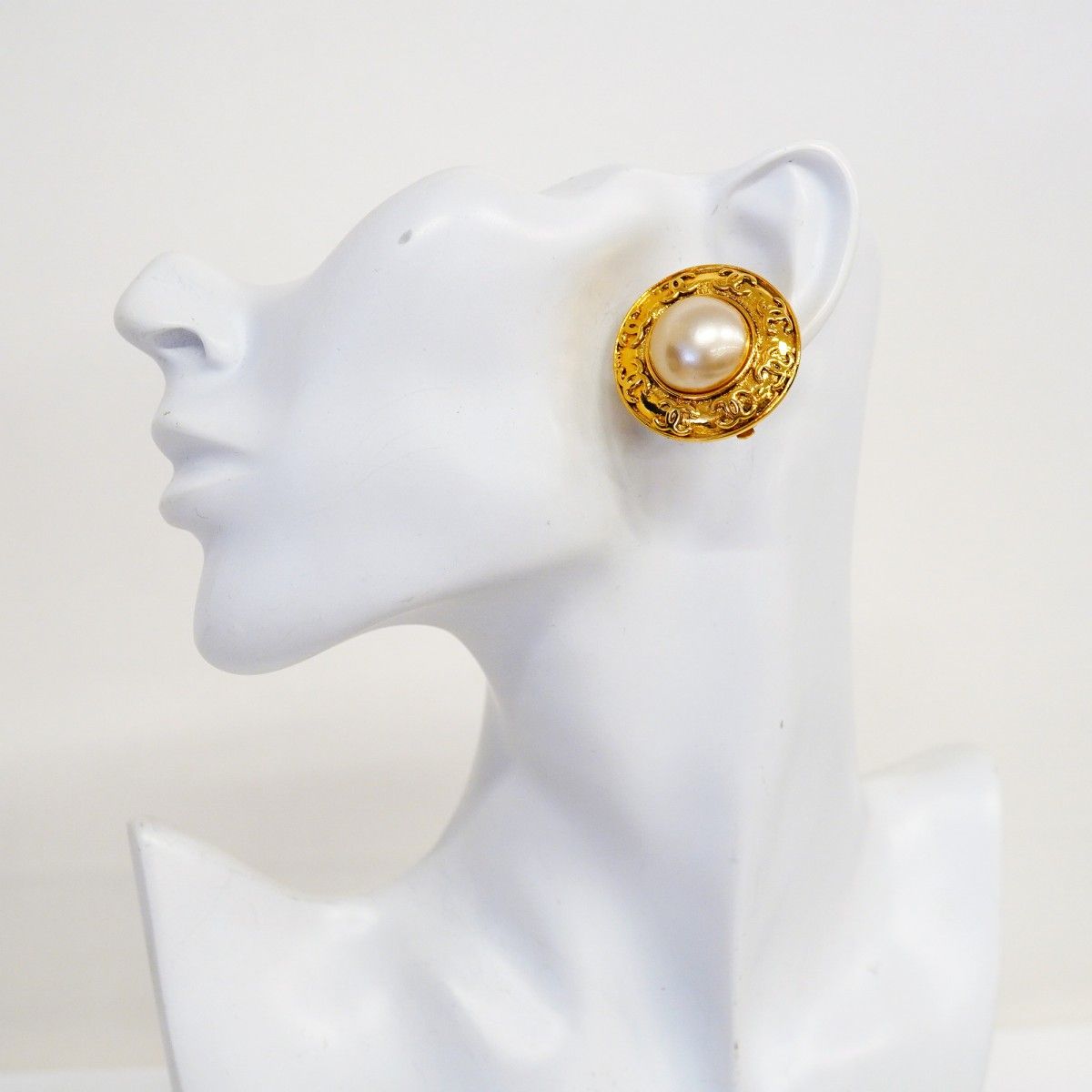 Chanel Earrings CC Logo Round — view 5