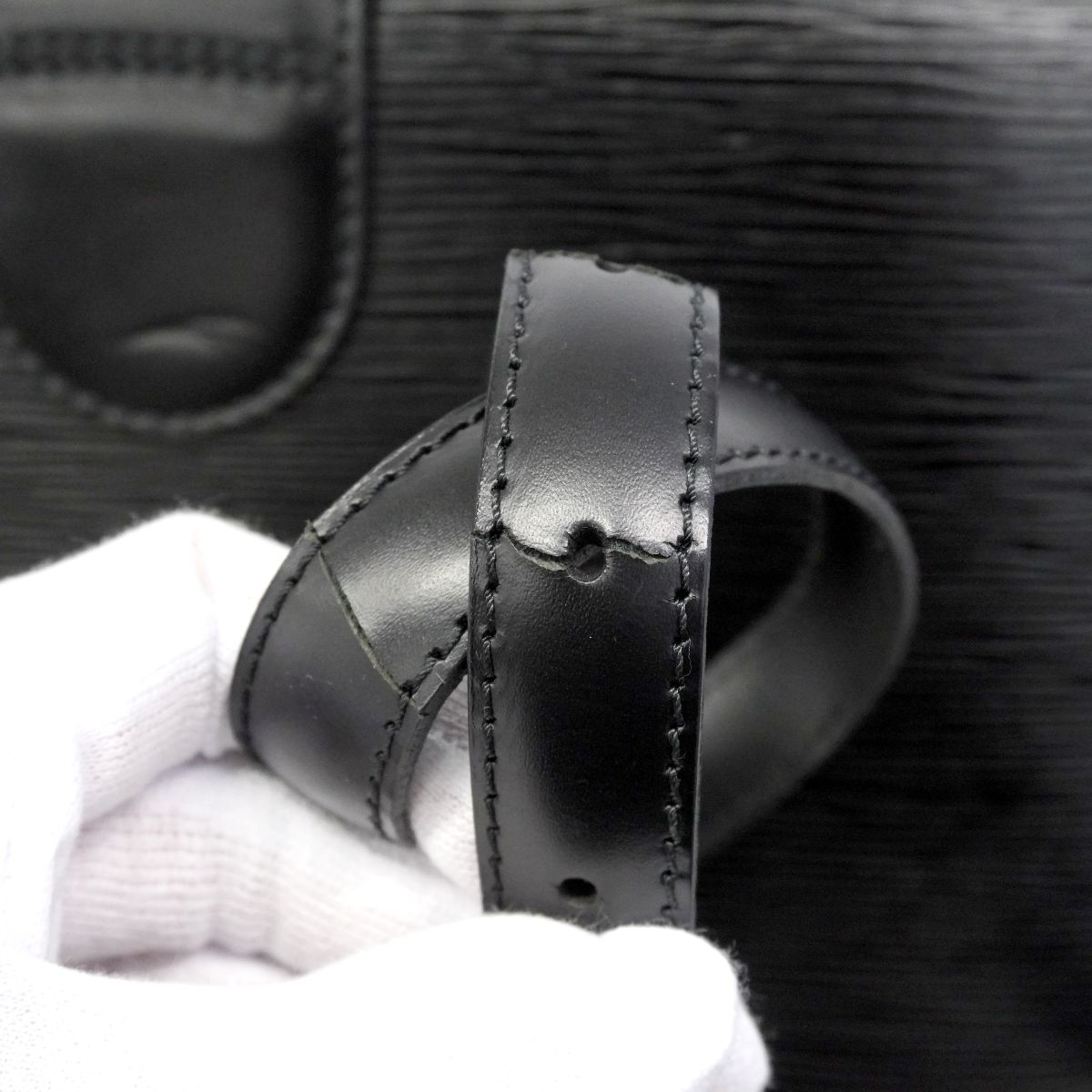 Louis Vuitton Shoulder Bag Epi Capuchin Noir — view 7