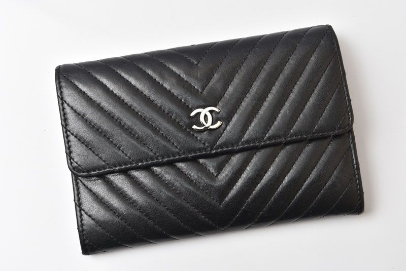 Chanel Wallet Bifold Fold Chevron V-Stitch Black — view 2