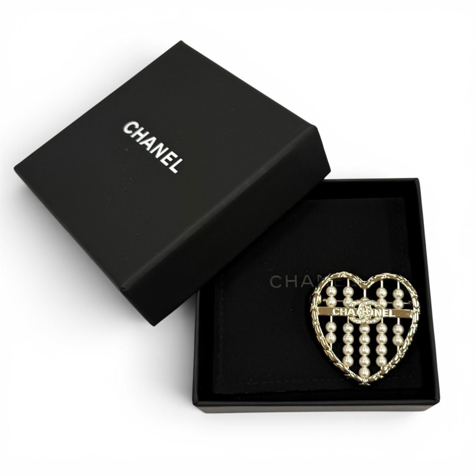 Chanel CC Logo Quilted Heart Brooch Gold White — view 2