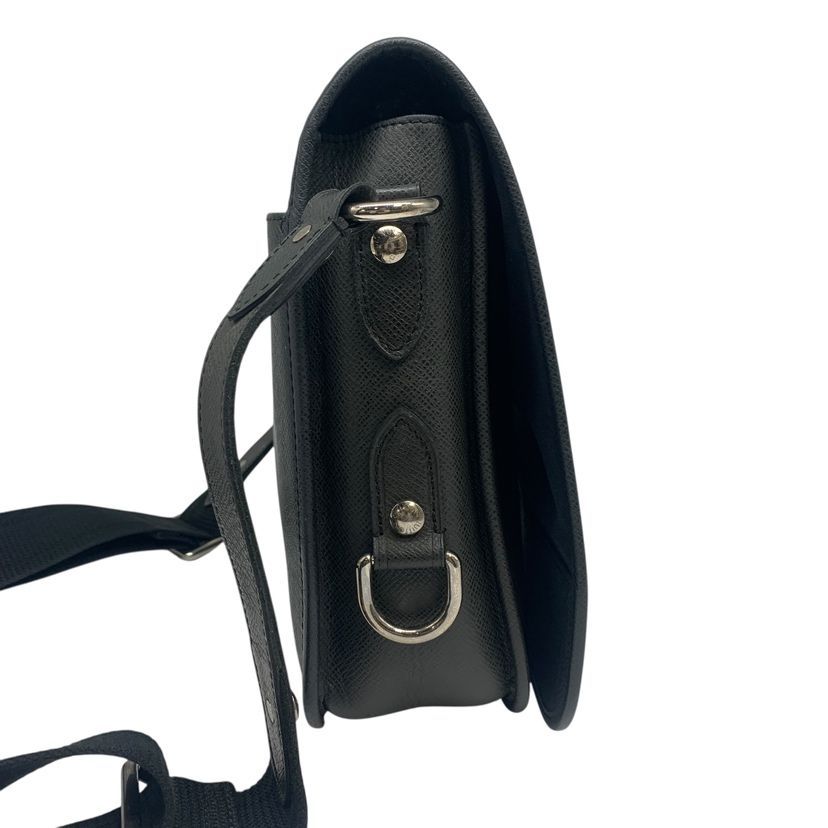 Louis Vuitton Taiga Black Shoulder Bag Andrey — view 6