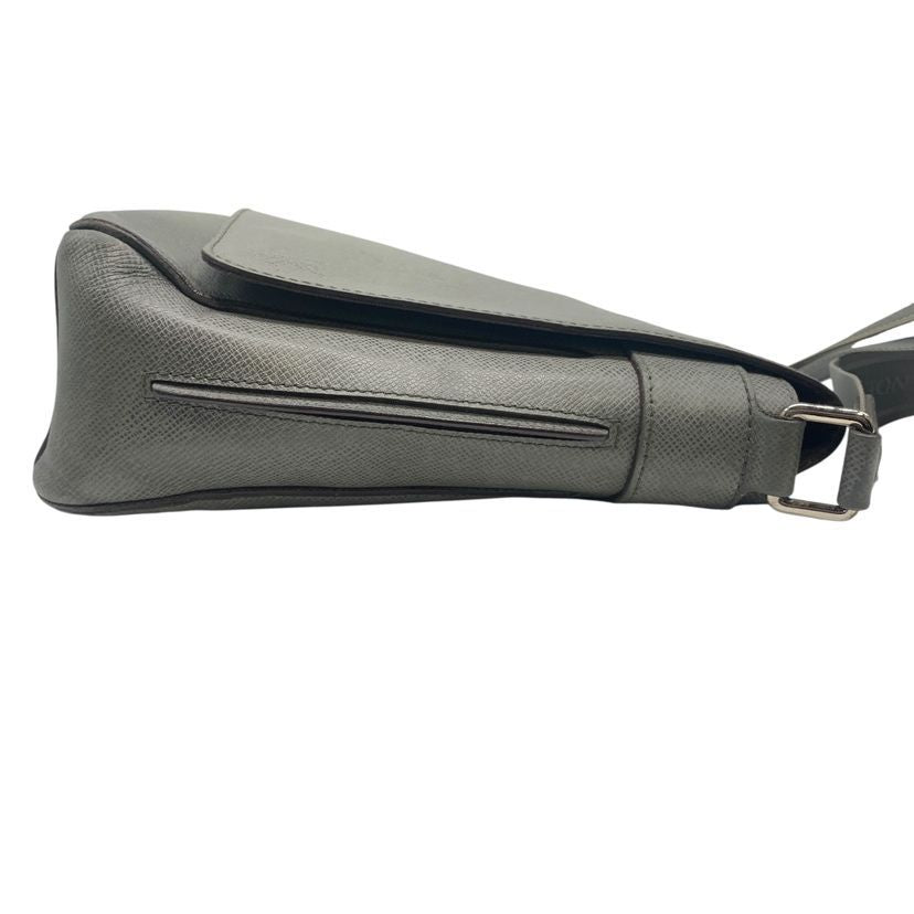 Louis Vuitton Roman MM Shoulder Bag Taiga Inner Campus Gray — view 5