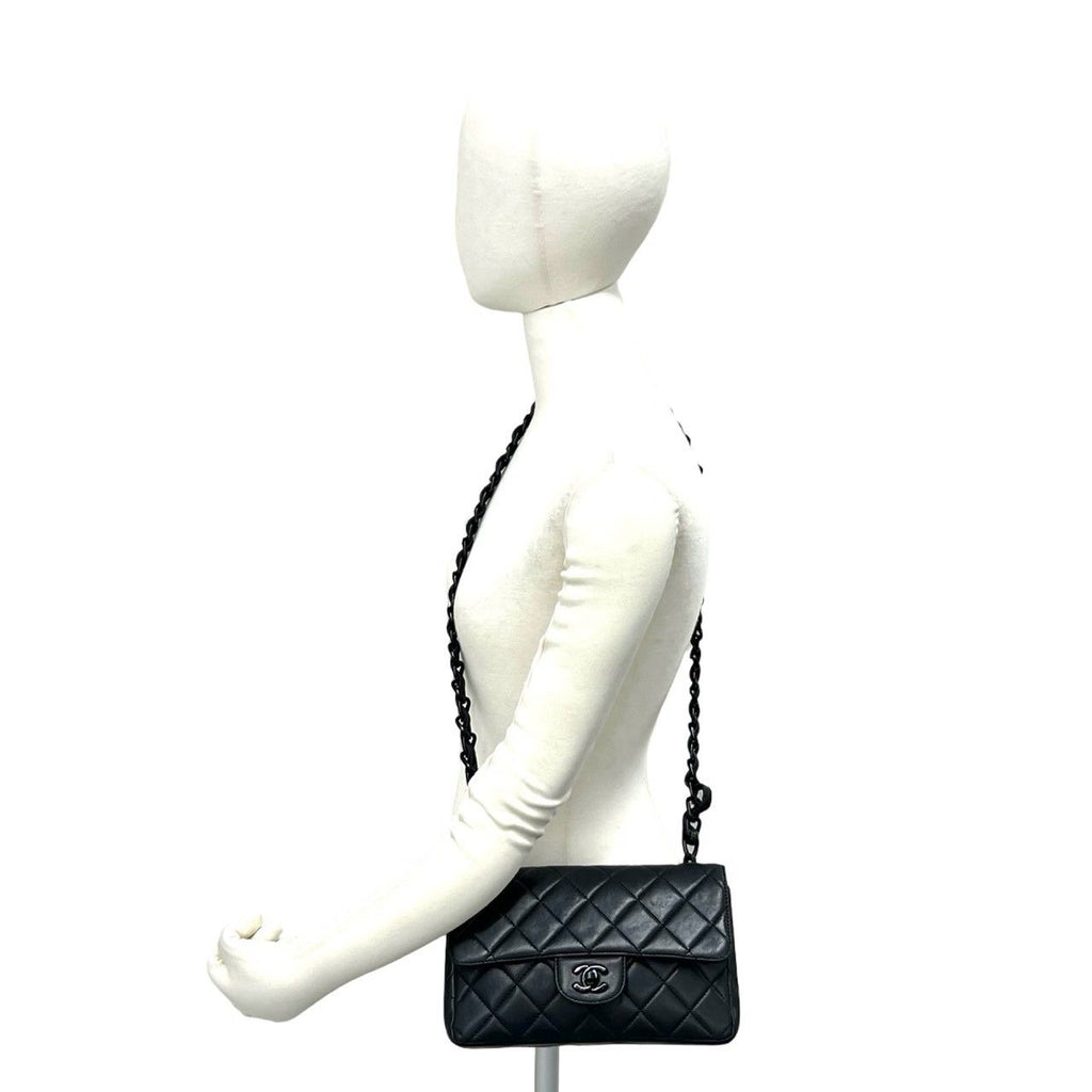 Chanel Bagged Vintage Quilted CC Logo Lambskin Chain Shoulder Bag Black — view 2