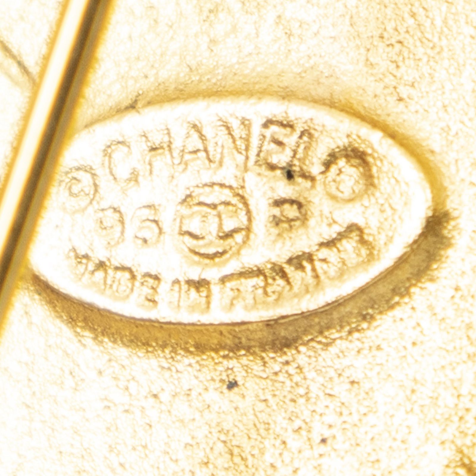 Chanel CC Clover Brooch Gold Plated — view 3