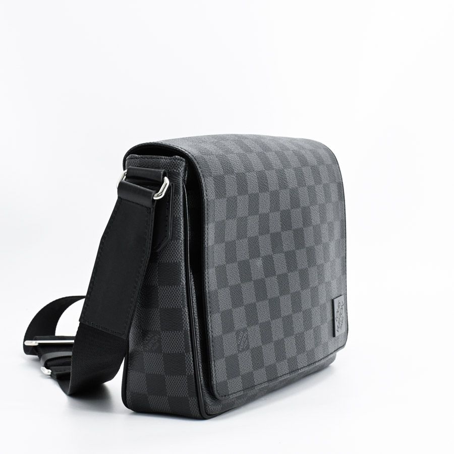 Louis Vuitton Shoulder Bag District — view 2