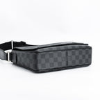 Louis Vuitton Shoulder Bag District — view 5