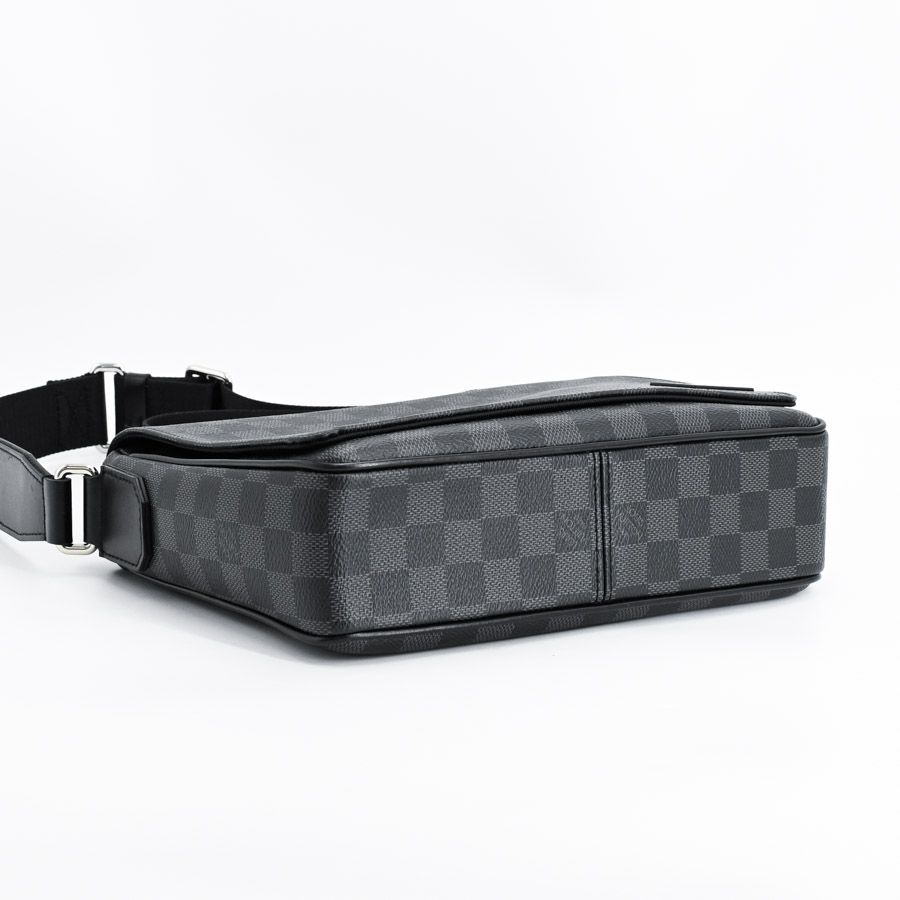 Louis Vuitton Shoulder Bag District — view 5