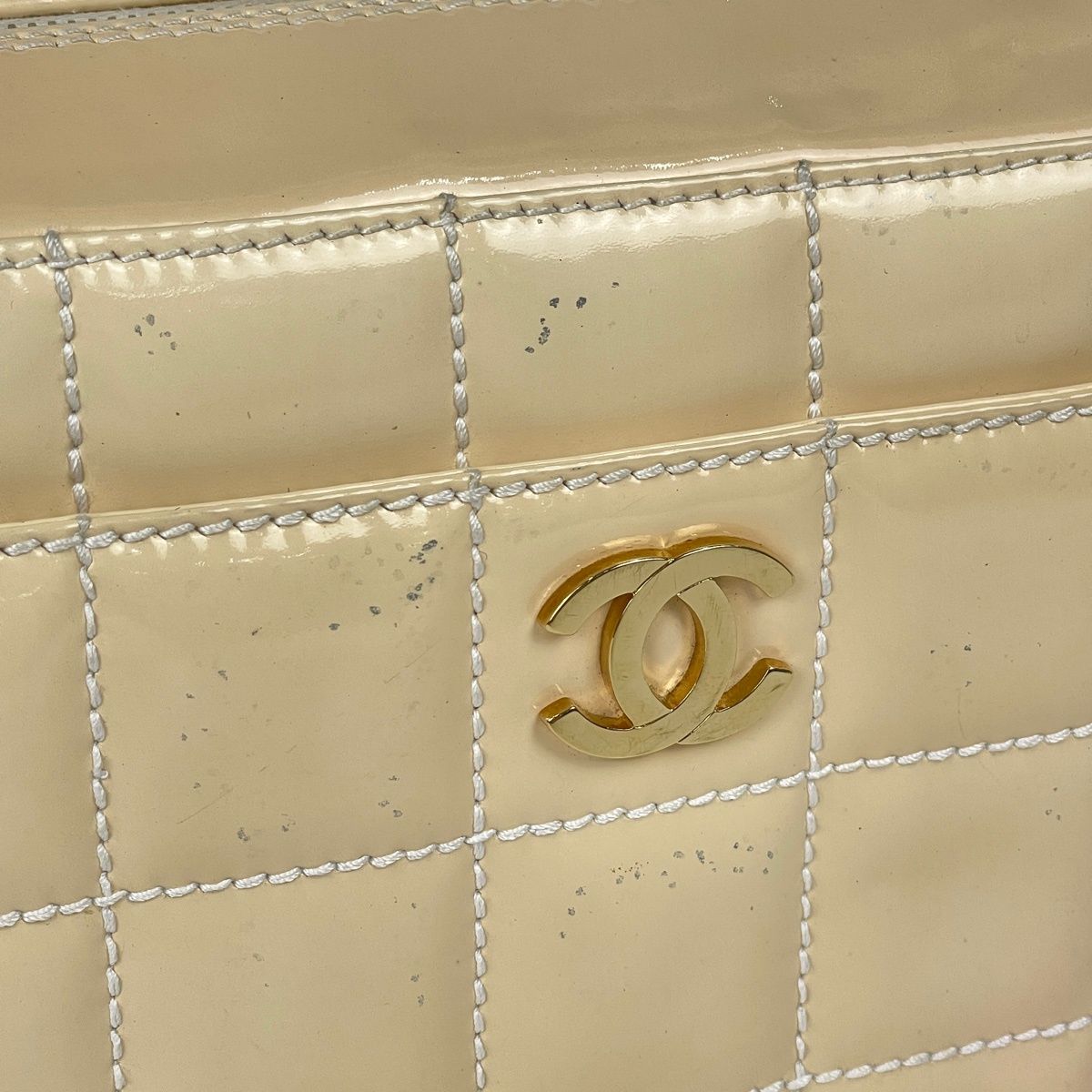 Chanel Handbag CC Logo Choedge Coat Enamel Patent Leather Beige — view 4