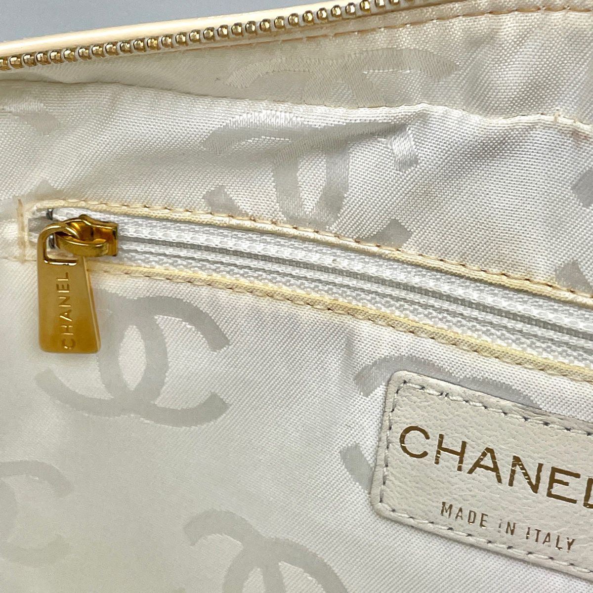 Chanel Handbag CC Logo Choedge Coat Enamel Patent Leather Beige — view 9