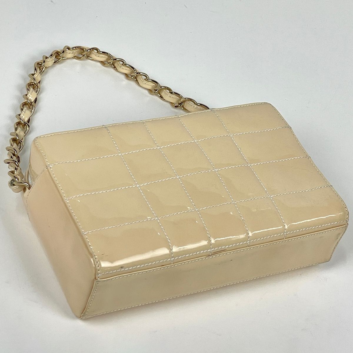 Chanel Handbag CC Logo Choedge Coat Enamel Patent Leather Beige — view 2
