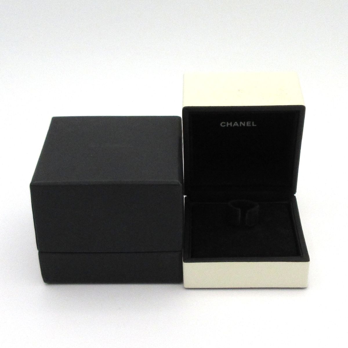 Chanel Ring 54 Quilted 18k Yellow Gold — view 8