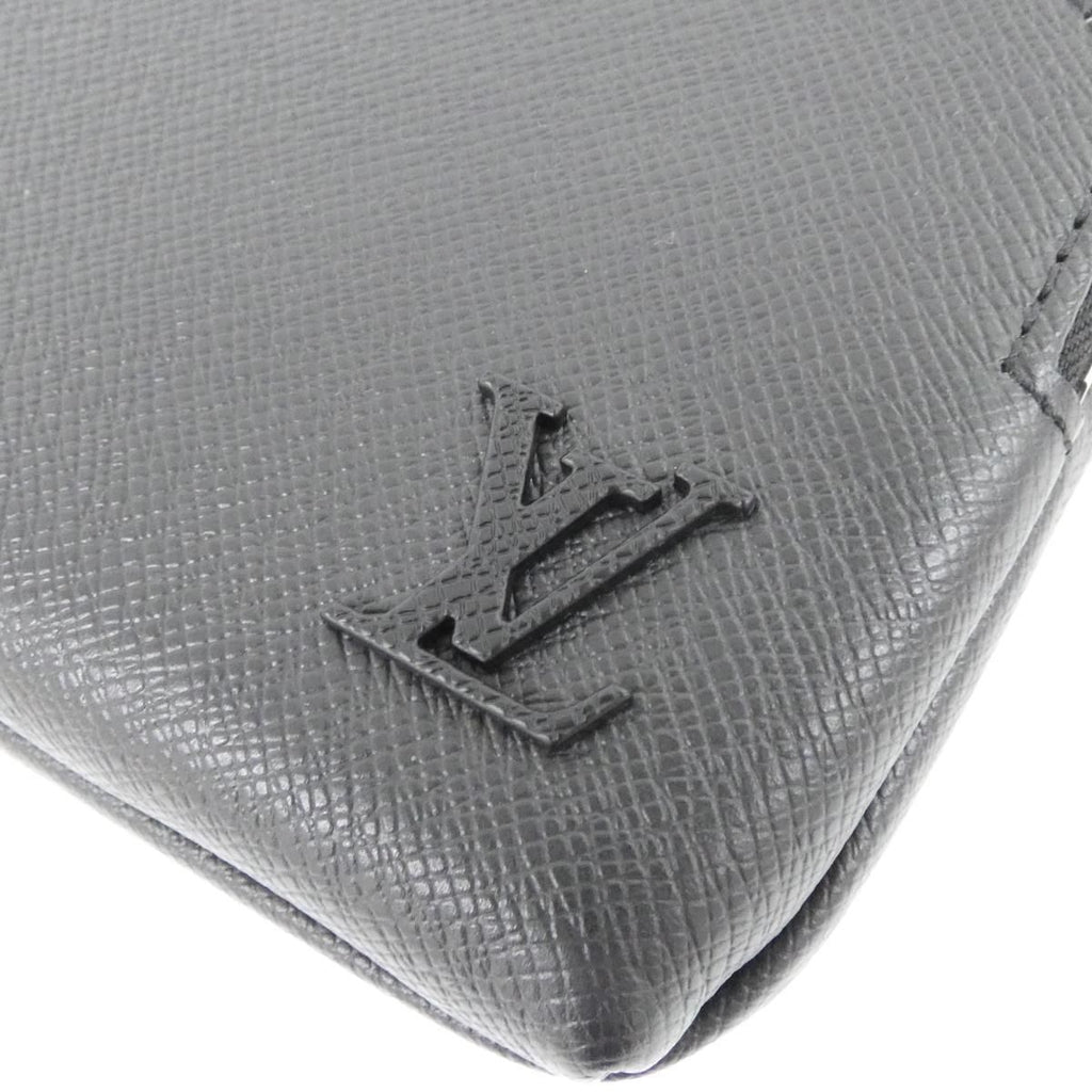 Louis Vuitton Taiga Avenue Messenger Shoulder — view 4