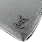 Louis Vuitton Taiga Avenue Messenger Shoulder — view 4