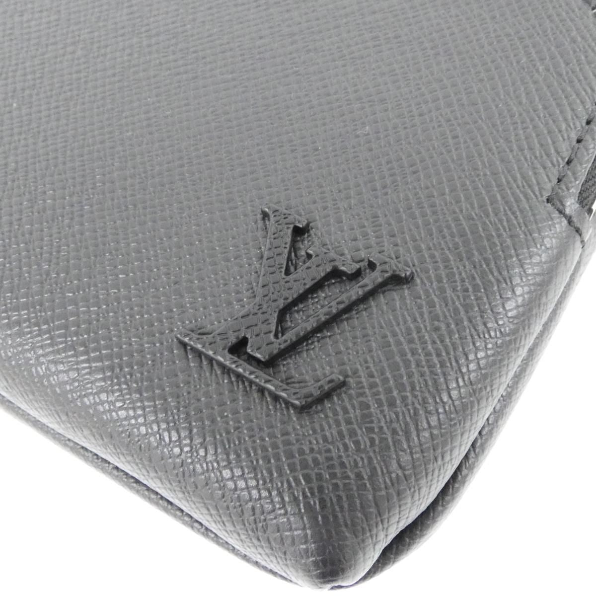 Louis Vuitton Taiga Avenue Messenger Shoulder — view 4