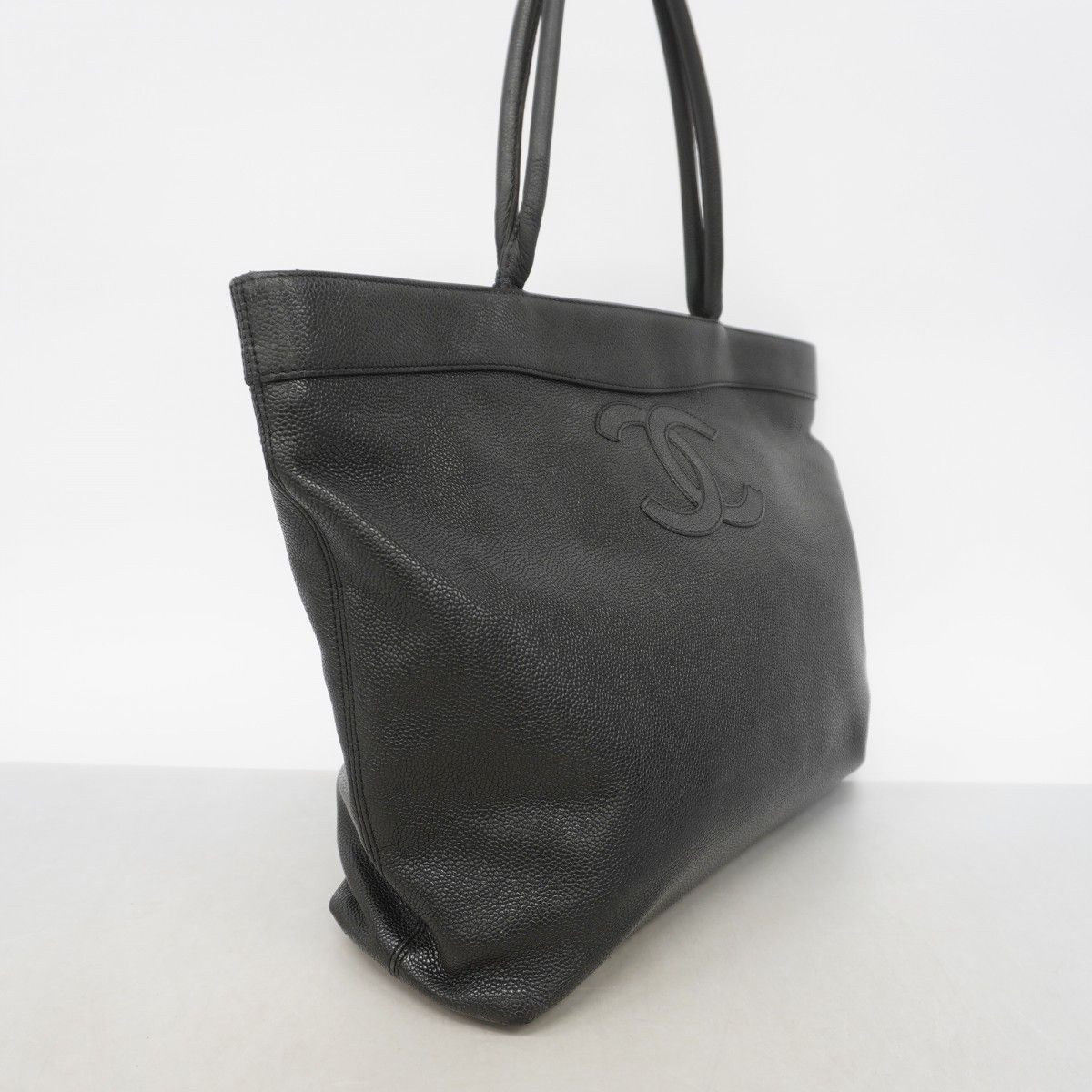 Chanel Tote Caviar Leather Black Gold — view 2