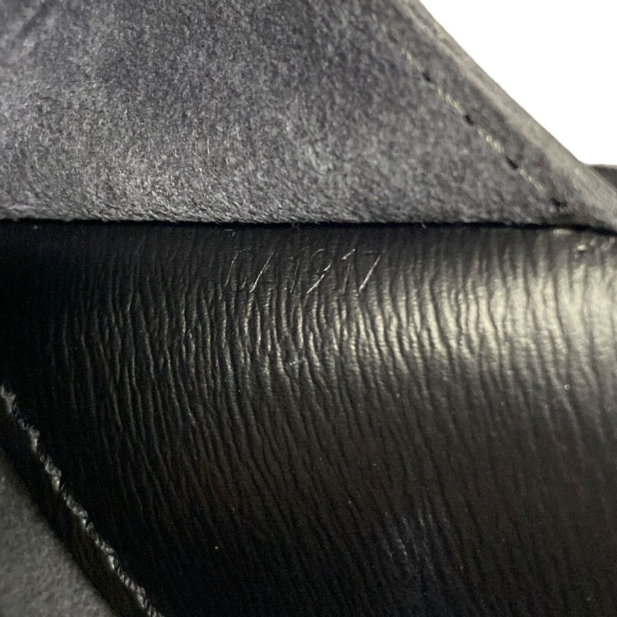 Louis Vuitton Shoulder Bag Epi Cluny Noir Leather — view 9